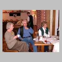 59-05-1100 7. Schirrauer Kirchspieltreffen 2004 - Helga Reimann, Adolf und Christa Wendel unterhalten sich angeregt.JPG